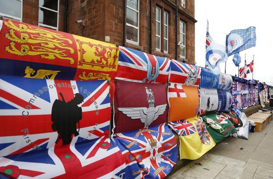 Simboli, bandiere e tradizioni nei vessilli fuori da Ibrox Park. Reuters